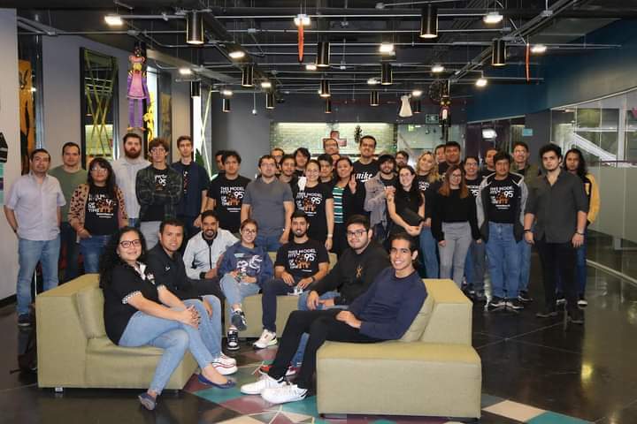 Joel Buenrostro trabajando junto a colegas